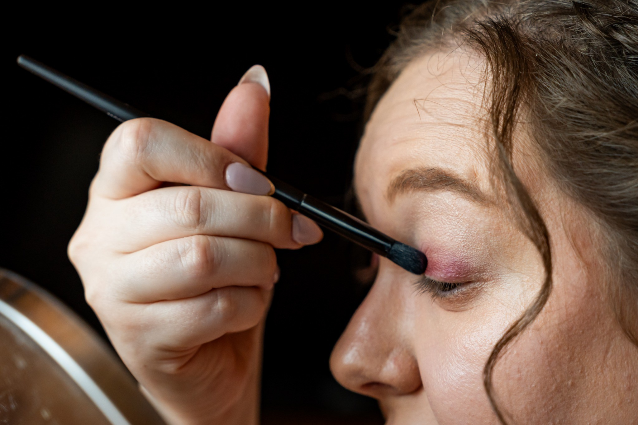 Julia Scheurer beim Auftragen eines Augen-Make-ups